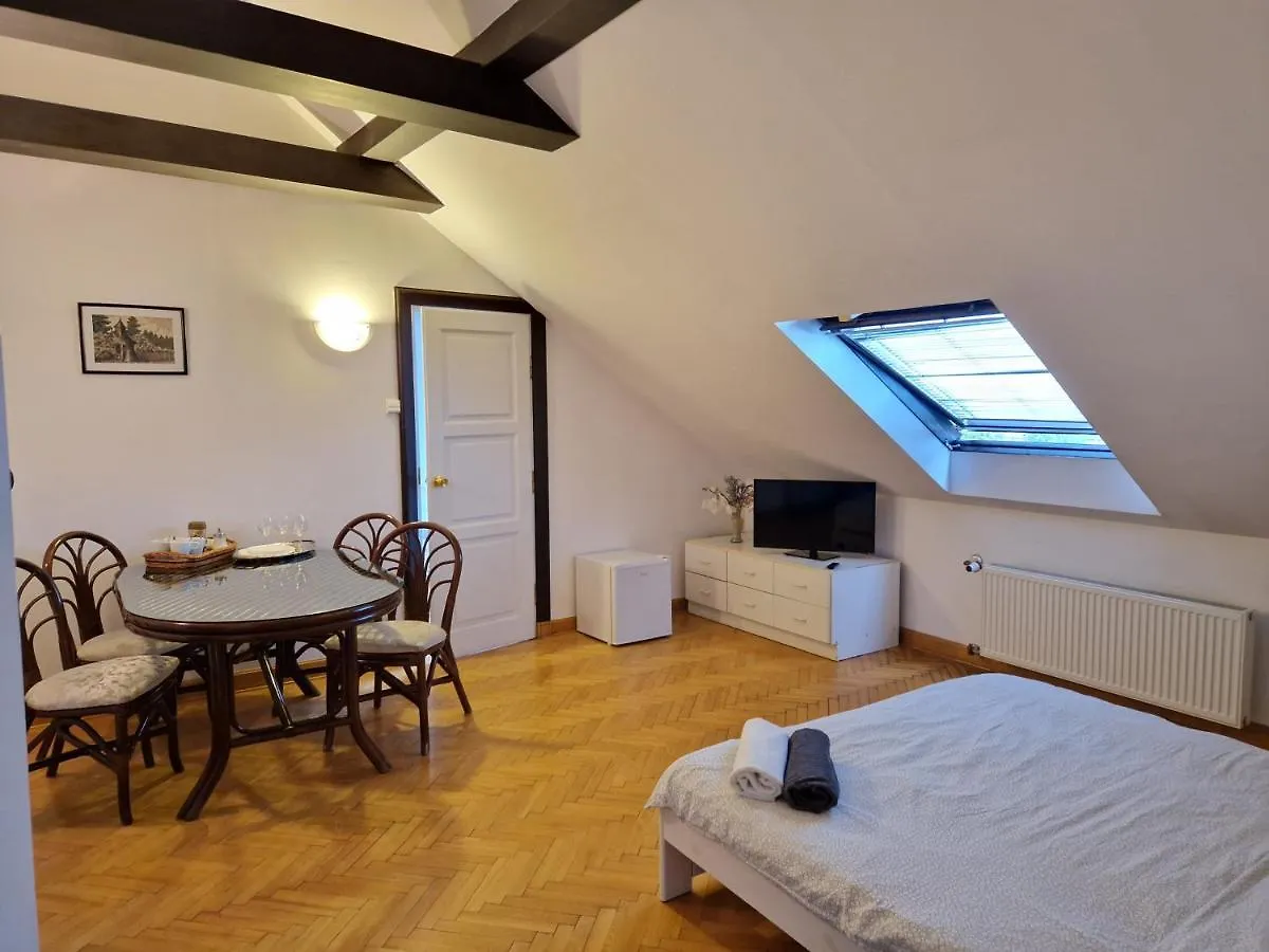 Green Wood Apartment Stara Ochota Warschau Accommodatie bij particulieren